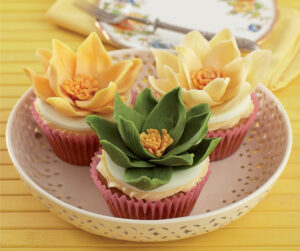 75 Flowers for Cake Decorators: A Beautiful Collection of Easy-to-Make Floral Cake and Cupcake Toppers - Image 3